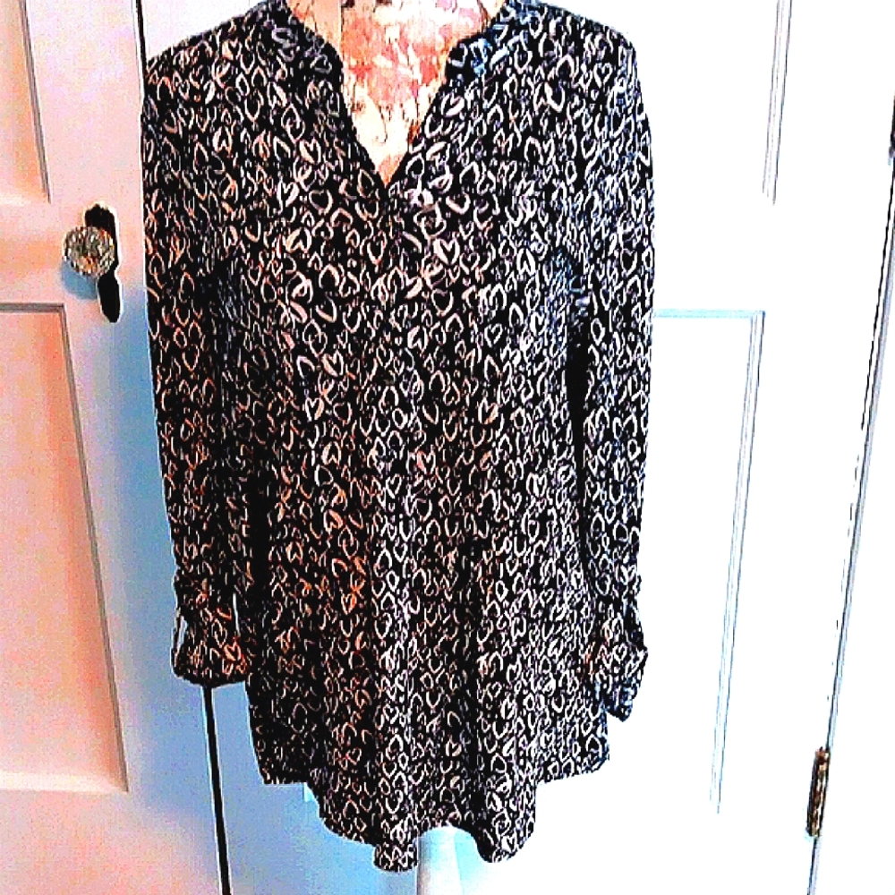 Cocomo Black and White Long Sleeve V-Neck Graphic Blouse